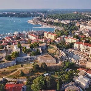 Candler's Old Town Pula